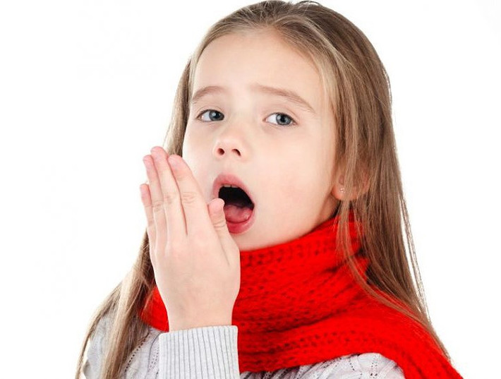 Mật ong và tỏi rất tốt trong việc điều trị viêm họng cho trẻ. Nếu con mới uống thứ hỗn hợp này lần đầu, mẹ nên cho con uống ít một để con quen vị để tránh hiện tượng nôn trớ vì vị lạ.