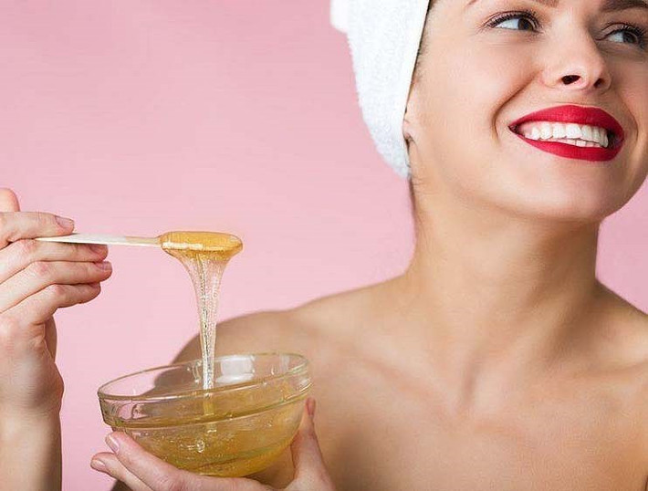 Giúp da trắng mịn màng: Sử dụng tỏi mỗi ngày trong thực đơn của gia đình sẽ giúp tế bào da được tái tạo, xóa dần vết sẹo. Hỗn hợp này có tác dụng chống lão hóa làn da, tẩy tế bào chết, trị thâm, trị mụn, duy trì sự tuổi thanh xuân cho chị em phụ nữ.
