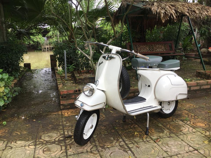 Giang còi đặc biệt yêu thích xe vespa cổ. Anh sở hữu một cái và chăm sóc nó rất chu đáo.