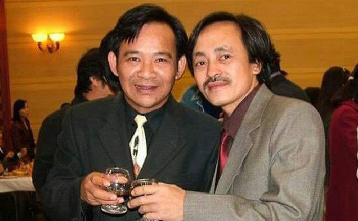 Quang Tèo và Giang Còi là hai diễn viên hài được yêu thích ở phía Bắc. Họ thường xuất hiện cùng nhau trong các tiểu phẩm hài và lấy được nhiều tiếng cười của khán giả. Không chỉ diễn chung trên sân khấu, cả hai còn dành cho nhau những tình cảm tốt đẹp. Giang Còi từng khẳng định, Quang Tèo là diễn viên ăn ý nhất với anh trong hơn 30 năm gắn bó với nghề diễn. Ngược lại, Quang Tèo cũng khẳng định, khi diễn chung với Giang Còi, anh luôn rất thoải mái cả hai luôn kẻ tung người hứng một cách rất nhịp nhàng. Dù luôn xuất hiện trước khán giả với vai diễn là những người nông dân nghèo khó nhưng thực tế, hai diễn viên này đều sở hữu số tài sản lên tới hàng chục tỷ đồng.