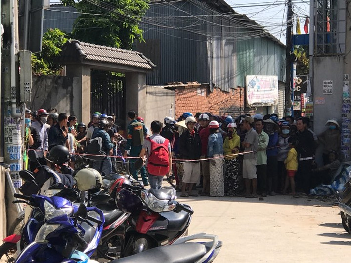 Rất đông người dân tụ tập xem công tác khám nghiệm hiện trường vụ chặt đầu người, phân xác ra thành nhiều phần.