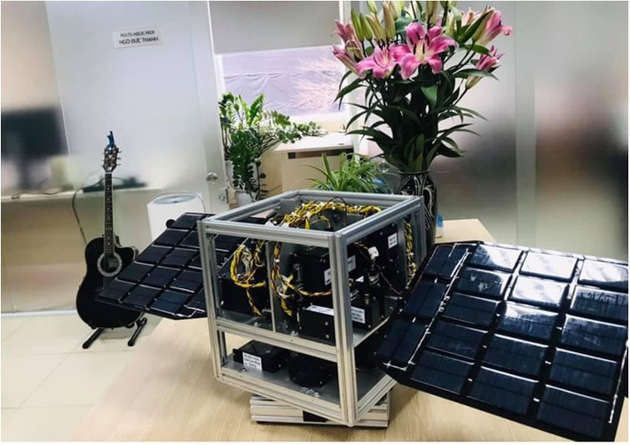 Vệ tinh MicroSat Kit phục vụ giảng dạy có kích thước 30x30x30 cm, nặng 18kg. Vệ tinh bao gồm các chức năng đặc trưng của một vệ tinh như: chụp ảnh, truyền ảnh, giám sát thời gian thực; điều khiển và giám sát thông tin trạng thái vệ tinh từ trạm mặt đất...