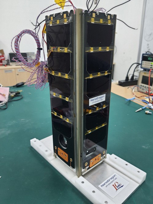 Ngoài vệ tinh MicroSat Kit được chuyển giao, vệ tinh NanoDragon (NDG) cũng do các nhà khoa học của Trung tâm Vũ trụ Việt Nam phát triển, dự kiến phóng lên quỹ đạo vào tháng 9 năm nay. Hiện vệ tinh đã hoàn thành những thử nghiệm cuối cùng.