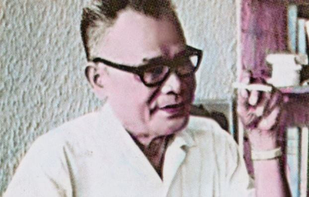 Tú Xương được xem là hiện tượng trong nền văn học Việt Nam, nghệ sĩ bậc thầy về chơi chữ. Nhà văn Nguyễn Công Hoan đã suy tôn Tú Xương là bậc "thần thơ thánh chữ". Nhà thơ Xuân Diệu xếp hạng Tú Xương thứ 5 sau Nguyễn Du, Nguyễn Trãi, Hồ Xuân Hương, Đoàn Thị Điểm. Nhà văn Nguyễn Tuân biểu dương Tú Xương là một người thơ, một nhà thơ vốn nhiều công đức trong cuộc trường kỳ xây dựng tiếng nói văn học của dân tộc Việt Nam. Ảnh: Hội Nhà văn.