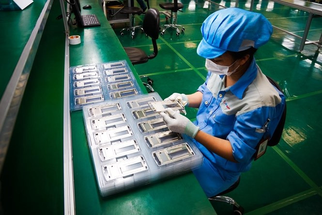 Nhà máy lắp ráp của Bkav tại Hà Nội có khoảng 100 công nhân làm việc mỗi ngày. Một nhà máy khác sản xuất linh kiện như khung kim loại nguyên khối, khe giữ SIM... có 50 công nhân. Biên tập viên Shara Tibken của trang công nghệ Cnet (Mỹ) đã đến thăm nhà máy sản xuất mẫu điện thoại thông minh Bphone của Bkav (Nguồn: Cnet)