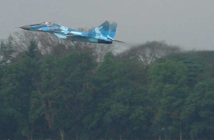 Loại máy bay chiến đấu hiện đại nhất của Không quân Myanmar là các máy bay tiêm kích MiG-29B/SE/UB do Nga sản xuất, được nhập khẩu từ năm 2001. Tổng số MiG-29 mà Myamar sở hữu là 32 chiếc gồm: 21 chiếc MiG-29B, 6 MiG-29SE và 5 MiG-29UB. Trong đó, MiG-29SE là biến thể tốt nhất mà Myanmar có được, trang bị radar N019ME có thể theo dõi nhiều mục tiêu cùng lúc, mang được tên lửa không đối không tầm trung hiện đại R-77.