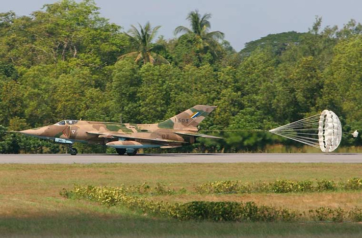 Máy bay cường kích chủ lực A-5C của Không quân Myamar được Trung Quốc phát triển dựa trên khung thân cơ sở tiêm kích J-6 (nhái MiG-19 Liên Xô). Đây là loại cường kích lạc hậu, tốc độ bay chậm, tầm bay tác chiến ngắn, khả năng mang vác vũ khí kém. Dẫu vậy, chúng vẫn được Trung Quốc và một số ngước khác gồm cả Myanmar sử dụng.