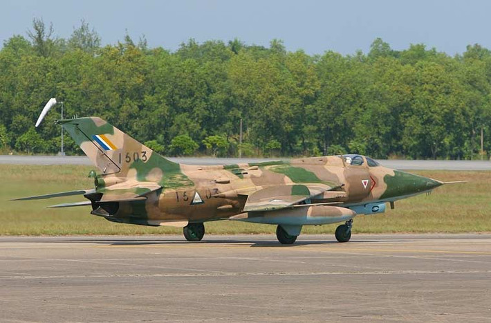 Cường kích A-5C Không quân Myanmar có tới 10 giá treo nhưng chỉ mang có 2 tấn vũ khí gồm tên lửa không đối không tầm ngắn, bom không điều khiển loại 50-500kg, rocket 57-130mm và bom chùm...