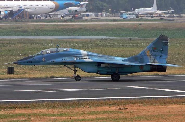 Trong khi MiG-29B thuộc thế hệ đời đầu, tính năng hạn chế hơn, mang được trọng tải vũ khí thấp, không thể dùng tên lửa đối không R-77 hiện đại. Trong ảnh là biến thể huấn luyện 2 chỗ ngồi MiG-29UB của Không quân Myanmar.