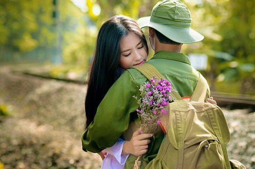 Ông kể, cưới xong, sống bên nhau được 5 ngày, ông được lệnh bí mật vào Nam chiến đấu, Do yêu cầu tuyệt đối giữ bí mật của chiến trường, ông nói dối vợ đi học ở Liên Xô. Sau một năm bặt tin nhau, cuối mùa hè 1962, ông mới nhận được thư vợ.
