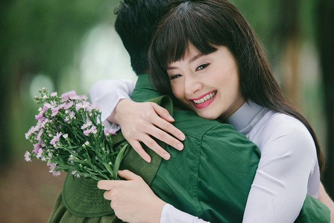 Và cứ thế, những lời thơ dâng trào theo chân hành quân của nhà thơ: "Anh đi xa càng xa…/Tình em như cỏ hoa/Âu yếm và thiết tha/Theo anh dài nương rẫy…". Vào tới nơi đóng quân, ông viết thư cho vợ, chép bài thơ Tình em gửi ra.