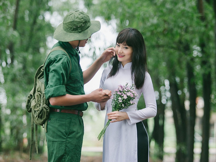 Những dòng thư tha thiết “Chỉ mong sao anh đừng ngã xuống nơi tiền phương. Nếu anh hy sinh, em không biết sẽ phải sống như thế nào. Em sẽ chung thủy chờ anh cho đến ngày toàn thắng...", khiến nhà thơ xúc động.