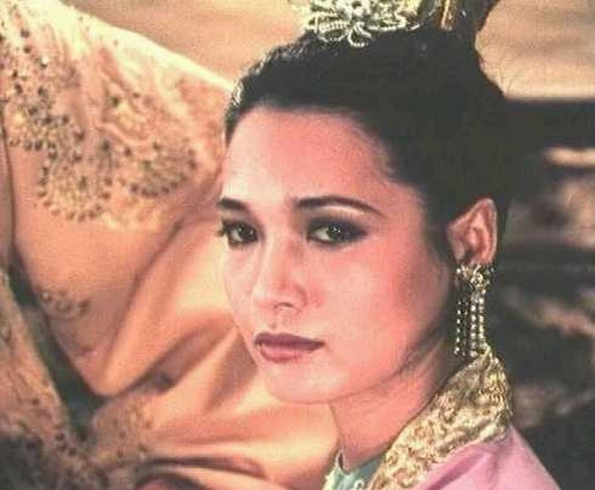 Chính vì được chúa yêu chiều, Tuyên phi Đặng Thị Huệ liền mưu mô lập mưu phế truất Trịnh Khải để cướp ngôi chúa cho con trai (vốn là con thứ). Ảnh: Lê Vân trong vai Tuyên phi Đặng Thị Huệ trong phim Đêm hội Long Trì.
