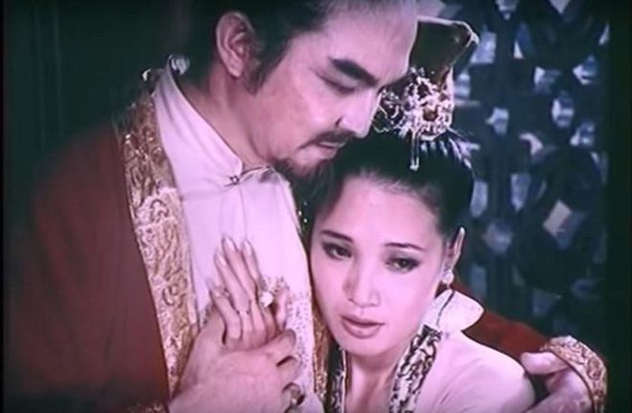 Tuyên phi không chịu lạy. Thái phi bèn sai hai thị nữ đứng kèm hai bên, níu tóc Tuyên phi rập đầu xuống đất. Nhưng Tuyên phi vẫn nhất định không chịu lạy, mà cũng không nói nửa lời. Thái phi giận quá, đánh đập một hồi, nhổ nước bọt vào đầu vào mặt, rồi đem giam vào nhà Hộ tăng ở vườn sau. Ảnh: Lê Vân trong vai Tuyên phi Đặng Thị Huệ trong phim Đêm hội Long Trì.