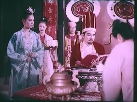 Tại đây, Tuyên phi bị làm tình làm tội cực kỳ khổ sở. Một bữa, Tuyên phi lấy áo che mặt, trốn ra khỏi cửa Tuyên Vũ, chạy đến bến đò phố Khách thì bị quân lính đuổi kịp bắt về. Từ đó, bà ta lại càng bị giam, sau đó được cho làm cung tần nội thị vào thờ phụng tẩm miếu. Ảnh: Lê Vân trong vai Tuyên phi Đặng Thị Huệ trong phim Đêm hội Long Trì.