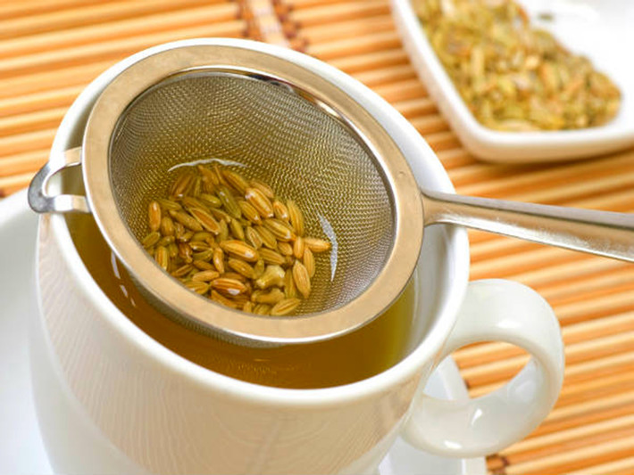 Cách thực hiện: gừng rửa sạch bỏ vỏ, cho vào máy xay nhuyễn, đem trộn đều với hạt thì là Ấn Độ cùng 500ml nước; đổ vào nồi đun đến còn một nửa thì đổ ra cốc uống. Có thể thêm chút quế để tăng hương vị. Ảnh Internet