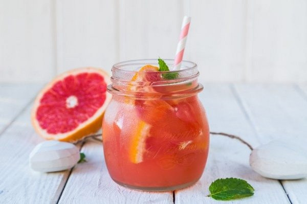 3. Nước uống bưởi và quế Nguyên liệu: 500ml nước ép bưởi; 1 ly nước; 2 nhánh quế; 1 hoa hồi; lá bạc hà; mật ong. Ảnh Internet