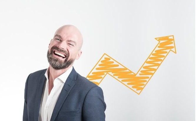 12. Cười giúp cải thiện hiệu quả công việc Một số nghiên cứu cho thấy tiếng cười thực sự ảnh hưởng tích cực đến năng suất. Tâm trạng tích cực của một người cho phép họ giải quyết các vấn đề một cách sáng tạo hơn. Họ cũng có nhiều năng lượng hơn, có động lực làm việc cao hơn và lạc quan hơn về những thách thức, áp lực đến với họ.