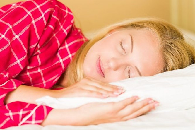 7. Cười giúp cải thiện giấc ngủ Các nhà nghiên cứu Nhật Bản phát hiện ra rằng cười vào buổi tối khuyến khích cơ thể sản xuất nhiều melatonin (hormone do não tiết ra khi ngủ). Vì lý do này, bạn nên xem một chương trình hoặc bộ phim hài hước trước khi đi ngủ.
