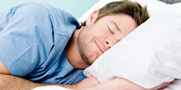 Trong khi đó, ngủ quá ít hoặc quá nhiều đều có liên quan đến nguy cơ gia tăng đáng kể các vấn đề về tim mạch bao gồm động mạch cứng, đau tim, đột quỵ, suy tim,...