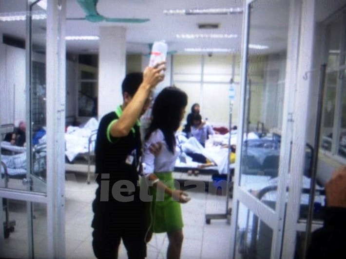 Một nhân viên được tiếp nước trong quá trình cấp cứu.