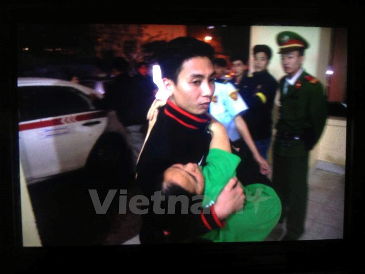 Thông tin chính thức từ Bệnh viện 198: Trong tối nay đã có 18 người được đưa vào cấp cứu trong tình trạng ngất xỉu, ói mửa, hoa mắt chóng mặt.