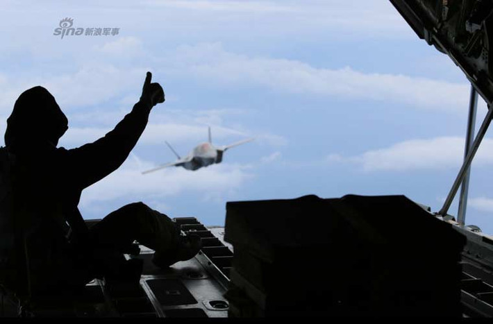 Cuộc thử nghiệm tiếp nhiên liệu được theo dõi từ một chiếc C-130 khác.