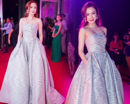 Cô sải bước tự tin tại sự kiện với đôi giày cao tới 25cm.