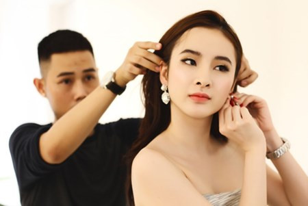 Mái tóc được uốn nhẹ và được gắn ngọc trai tạo sự hài hòa cho tổng thể.