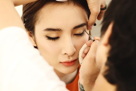Cảnh "tút tát" của Phương Trinh trước giờ lên thảm đỏ.