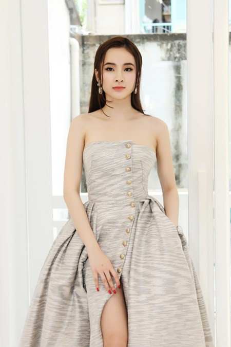 Người đẹp khoe chân thon lấp ló dưới tà váy.