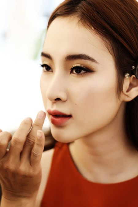 Điểm nhấn ở phần mắt và má hồng.