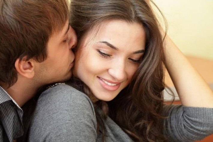 Răng và nướu khỏe mạnh Theo Hiệp hội Nha khoa Hoa Kỳ, việc sản xuất nước bọt là cách bảo vệ tự nhiên tốt nhất trong khoang miệng, giúp chống sâu răng. Và hôn là một cách mạnh mẽ để kích thích hoạt động của tuyến nước bọt. Nước bọt được bổ sung tăng cường qua hoạt động hôn có thể rửa sạch vi khuẩn có hại trên răng và làm giảm nguy cơ tích tụ mảng bám.