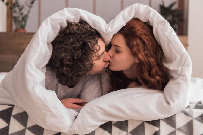 Hạ huyết áp Nghiên cứu khoa học chỉ ra rằng tiêm oxytocin giúp giảm huyết áp đáng kể ở người bệnh cao huyết áp. Oxytocin cũng được coi là "hormone tình yêu", bởi vì cơ thể sẽ giải phóng hormone này khi bạn có sự gắn kết tình cảm từ hành động ôm ấp. Đương nhiên, hôn cũng khiến cơ thể tiết ra nhiều hormone liên kết này, và có thể có tác động đối với huyết áp của bạn.