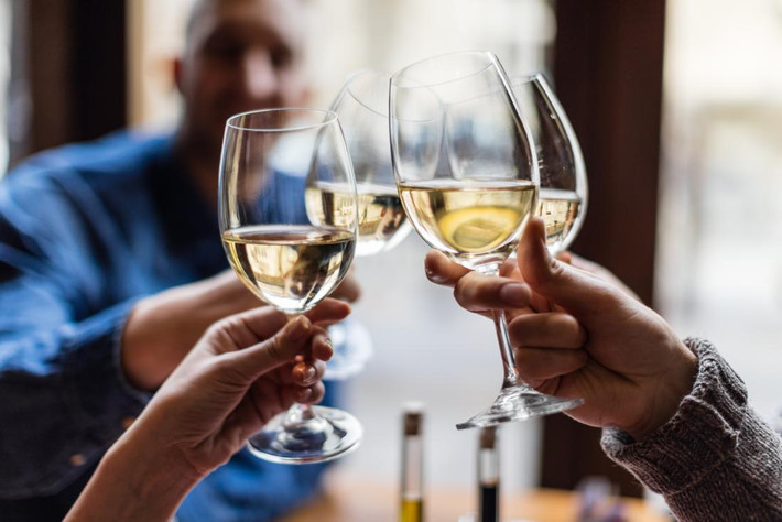 Uống một chút rượu: Quá nhiều booze được biết là làm tăng huyết áp, nhưng chỉ một chút có thể làm điều ngược lại. Theo nghiên cứu uống ít hơn một ly rượu nhẹ mỗi ngày có liên quan đến giảm nguy cơ tăng huyết áp ở phụ nữ. Các nghiên cứu cho thấy uống rượu vừa phải cũng có vai trò trong phòng ngừa bệnh tim.