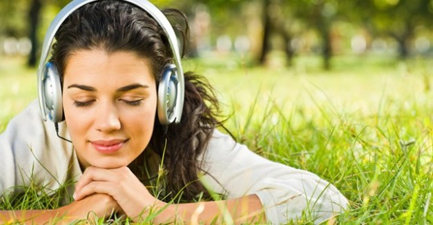 Thư giãn với âm nhạc: Các giai điệu phù hợp có thể giúp hạ huyết áp. Một nghiên cứu ở Ý đã yêu cầu 29 người dùng thuốc điều trị huyết áp nghe nhạc cổ điển, Celtic hoặc Ấn Độ trong 30 phút mỗi ngày trong khi hít thở chậm. Kết quả theo dõi các đối tượng sáu tháng sau đó cho thấy huyết áp của họ đã giảm trung bình 4 mmHg.