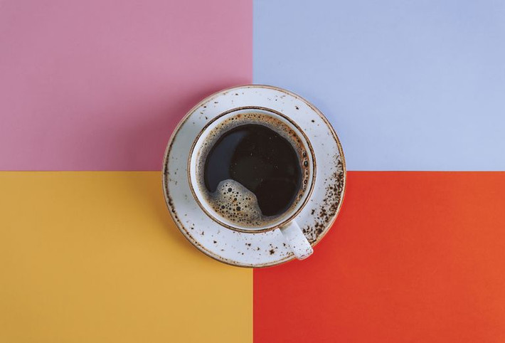 Bỏ cà phê: Các nhà khoa học từ lâu đã tranh luận về tác dụng của caffeine đối với huyết áp. Nhưng một phân tích của 34 nghiên cứu đã kết luận trung bình, tiêu thụ 200 đến 300 mg caffeine (lượng được tìm thấy trong một hoặc hai tách cà phê) làm tăng huyết áp tâm thu lên 8 mmHg và huyết áp tâm trương lên 6 mmHg. Và các hiệu ứng có thể kéo dài đến ba giờ.