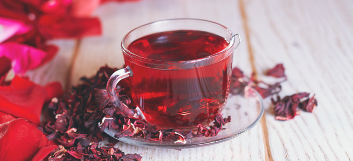 Uống trà hibicus (atiso đỏ): Các nhà nghiên cứu của Đại học Tufts cho biết, hạ huyết áp cao có thể dễ dàng nhờ uống trà hoa atiso đỏ, hay còn gọi là hoa bụp giấm. Người lớn bị huyết áp cao nhẹ uống ba tách trà này hàng ngày có thể giảm HA tâm thu xuống bảy điểm trong 6 tuần. Chất phytochemical trong hoa atiso đỏ có lẽ là nguyên nhân làm giảm huyết áp cao.