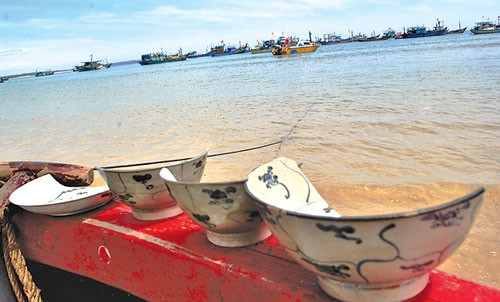 Công viên địa chất Lý Sơn cũng nổi tiếng bởi các đền, chùa, miếu mạo, các lễ hội đặc sắc. Đặc biệt, tại vùng biển Bình Châu - Lý Sơn, các nhà khoa học đã tìm thấy “nghĩa địa tàu đắm” với hàng chục con tàu đắm cổ chứa nhiều loại hình hiện vật có niên đại từ 500 - 1.000 năm.