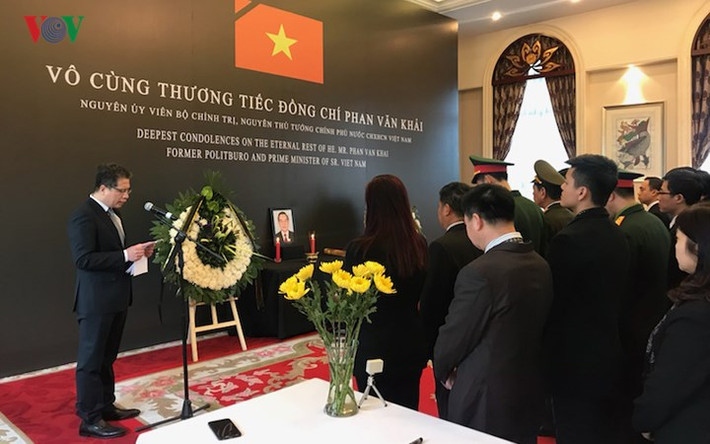 Đại sứ Việt Nam tại Trung Quốc Đặng Minh Khôi đọc điếu văn, bày tỏ niềm xúc động và tiếc thương vô hạn đối với nguyên Thủ tướng Phan Văn Khải. (Ảnh Hà Thắng- Đinh Tuấn)
