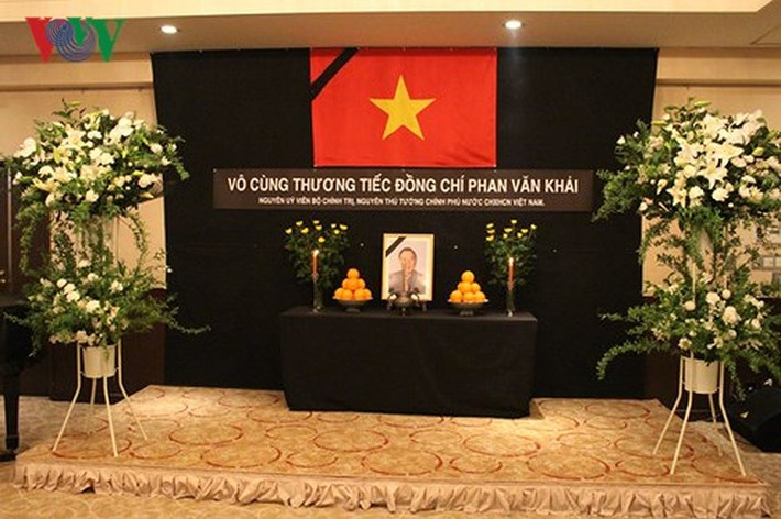 Sáng 20/3, Đại sứ quán Việt Nam tại Nhật Bản tổ chức lễ viếng nguyên Thủ tướng Phan Văn Khải. Tham gia lễ viếng có Đại sứ Việt Nam tại Nhật Bản Nguyễn Quốc Cường cùng cán bộ, cộng đồng người Việt Nam tại Nhật Bản, đại diện các tổ chức, đoàn thể Nhật Bản. (Ảnh Bùi Hùng)