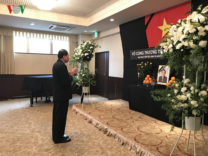 Đại sứ Lào tại Nhật Bản Viroth Sundara đến viếng nguyên Thủ tướng Phan Văn Khải. (Ảnh Bùi Bùng)