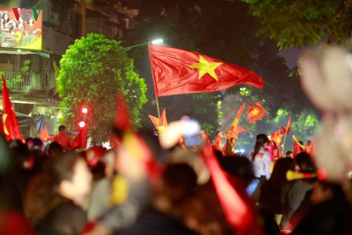 Sau chiến thắng 3-0 của Đội tuyển Việt Nam trước ĐT Campuchia, phố phường Hà Nội lại rợp bóng cờ đỏ sao vàng.