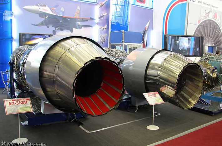 Một trong các ưu điểm lớn nhất mà Su-30SM sở hữu là trang bị động cơ tuốc bin phản lực AL-31FP có kiểm soát véc tơ lực đẩy đem lại khả năng siêu cơ động trên không.