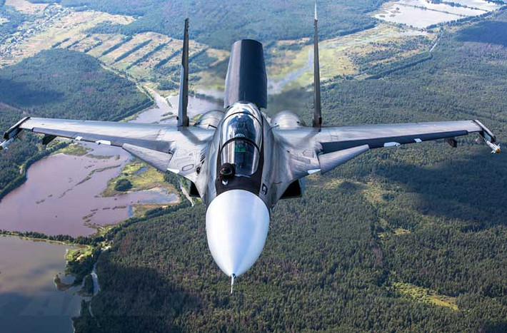 Về hỏa lực, Su-30SM có thể mang được hầu hết các loại tên lửa, bom hiện đại của Nga hiện nay. Đặc biệt, nó có thể mang được tên lửa hành trình chống tàu/đối đất Oniks có tầm phóng 120-300km tùy từng độ cao. Lưu ý thêm rằng, Oniks chính là phiên bản cơ sở cho sự phát triển tên lửa BrahMos mà Ấn Độ đang sử dụng.