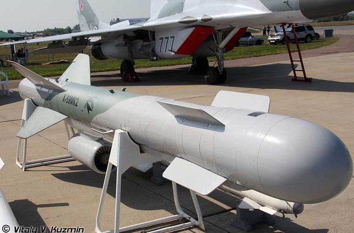 Kh-59MK được trang bị hai động cơ gồm: động cơ rocket nhiên liệu rắn đặt ở đuôi và một động cơ tuốc bin phản lực cánh quạt đẩy (Turbofan) lắp dưới thân cho tốc độ bay cận âm Mach 0,72-0,88. Theo nhà sản xuất - Tổng công ty tên lửa chiến thuật (KTRV), tên lửa Kh-59MK có thể tấn công tàu khu trục - tuần dương (tiết diệt phản xạ sóng radar lớn hơn - RCS 5.000m2) cách 285km; tấn công mục tiêu thuyền nhỏ (RCS 300m2) cách 145km; tầm phóng nhỏ nhất 5-25km.