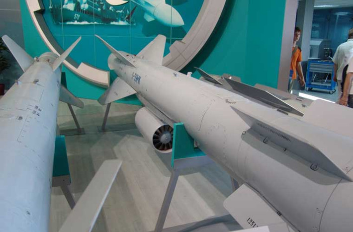 Kh-59MK có trọng lượng khoảng 900kg, dài 5,7m, sải cánh 1,3m, lắp đầu nổ nặng khoảng 320kg đủ sức hạ gục các tàu chiến cỡ lớn.