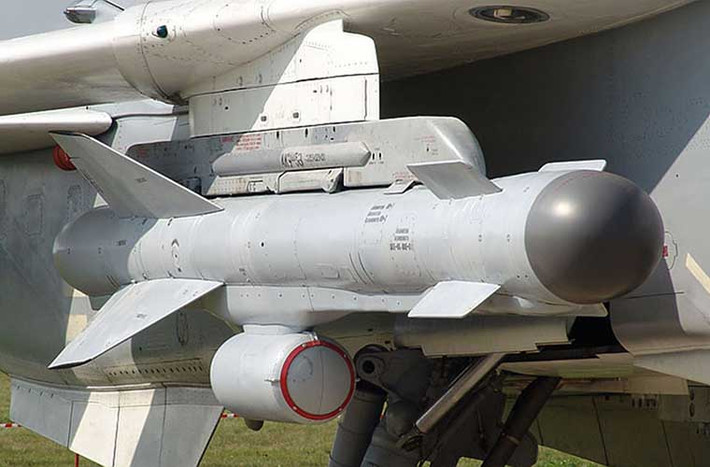 Cũng như nhiều hệ thống tên lửa chống hạm tiên tiến trên thế giới, Kh-59MK cũng được lắp đặt đầu tự dẫn radar chủ động ARGS-59E tự kích hoạt quét - tìm - khóa mục tiêu ở cự ly nhất định mà không cần máy bay mang phóng hướng dẫn. Đầu tự dẫn có thể phát hiện kích cỡ tàu khu trục (RCS lớn hơn 5.000m2) cách 25km, mục tiêu thuyền (RCS lớn hơn 300m2) cách 15km.