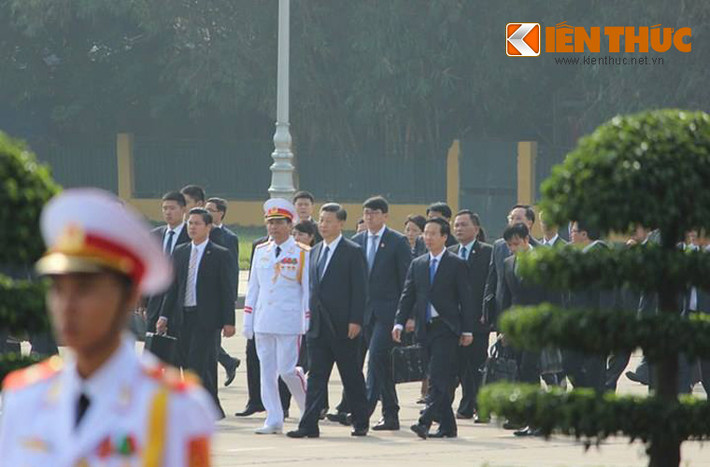 Đúng 9h45 phút sáng 13/11, Tổng Bí thư, Chủ tịch Trung Quốc Tập Cận Bình cùng đoàn đại biểu cấp cao Trung Quốc đã vào lăng viếng Chủ tịch Hồ Chí Minh.
