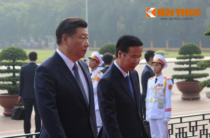 Tổng Bí thư, Chủ tịch Tập Cận Bình bắt đầu bước vào trong lăng. Sau đó, Tổng Bí thư Tập Cận Bình và Tổng Bí thư Nguyễn Phú Trọng cùng thăm nơi Bác Hồ mất và dự tiệc trà tại nhà sàn Bác Hồ.